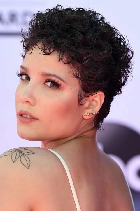 Прическа на короткие вьющиеся These Cute Pixie Cuts Will Make You Want to Chop Your Hair Curly pixie hairstyle