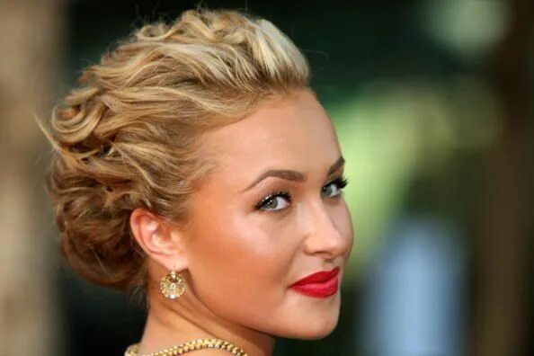 Прическа на корпоратив на короткие Actress Hayden Panettiere arrives at the 61st Primetime Emmy Awards... Short wed