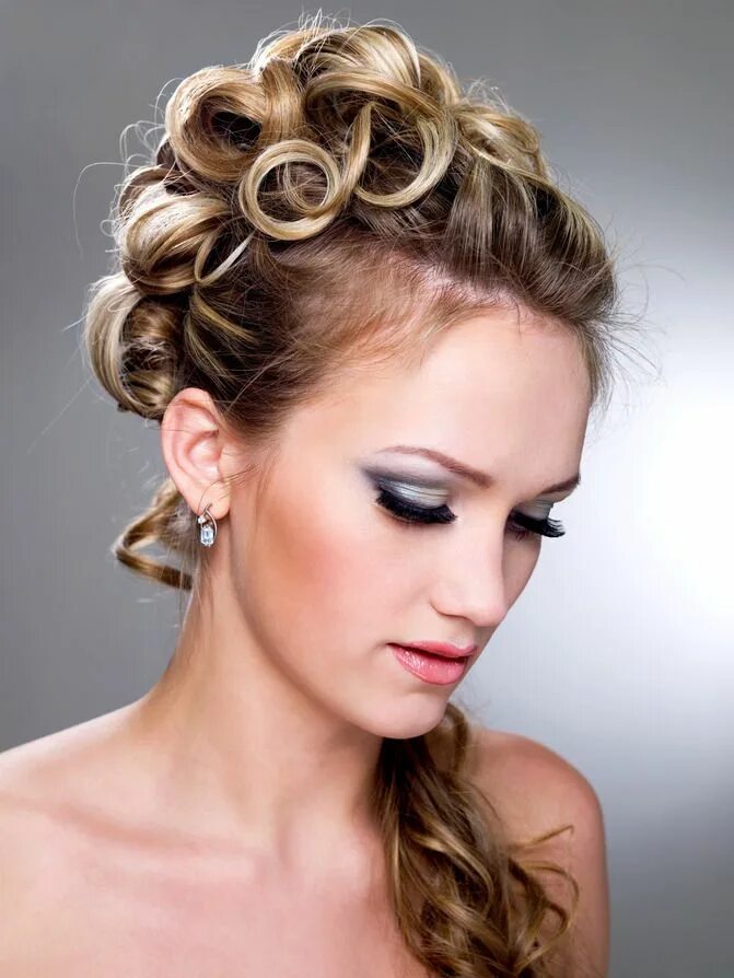 Прическа на корпоратив на средние волосы Beautiful wedding day hair style Long hair styles, Wedding hairstyles updo, Tren