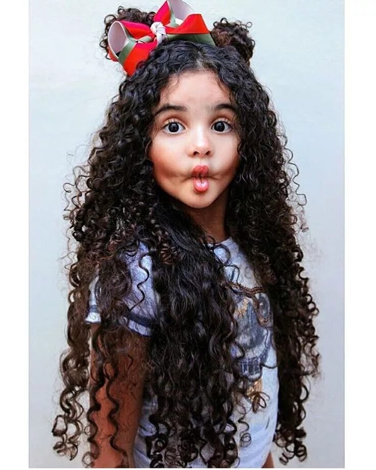 Прическа на кудрявые волосы длинные девочке Boa noite com essa foto linda ! ❤ * * siga Curly hair styles, Kids curly hairsty