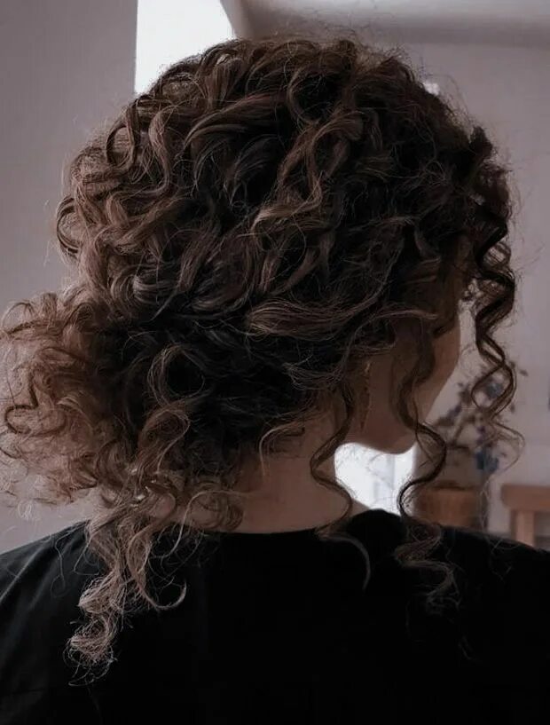 Прическа на кудрявые волосы длины #curly #curlyhairstyles #curlyhaircare #curlyhairproducts #curlygirl #curls #bun