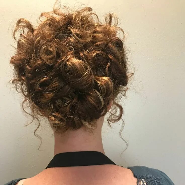 Прическа на кудрявые волосы средней длины женская 33 Easy & Cute Curly Hair Updos in Trending in 2024 Curly hair up, Curly hair st