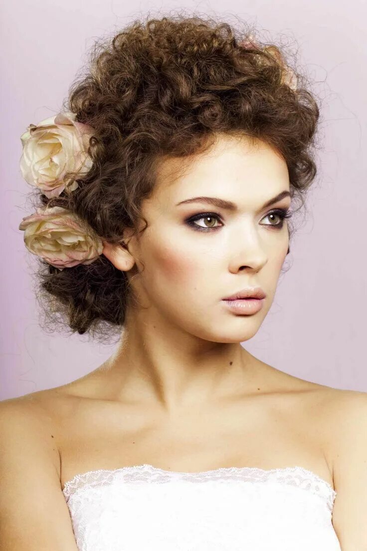 Прическа на кудрявые волосы средней длины женская Vintage Hairstyles For Curly Hair: 20 Hairstyles You'll Wear on Repeat Vintage h