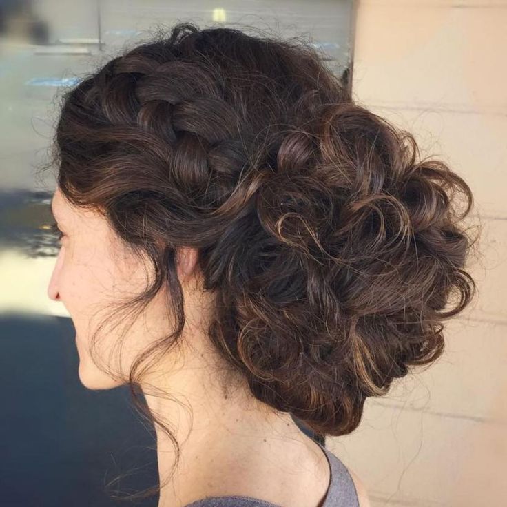 Прическа на кудрявые волосы средней длины женская Large Curly Low Bun Updo Curly hair updo, Curly hair beauty, Hair updos