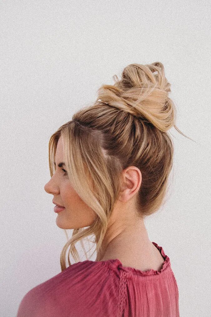 Прическа на макушке Hair How-To: An Effortless Top Knot Tutorial From Amber Fillerup Clark - Lauren 