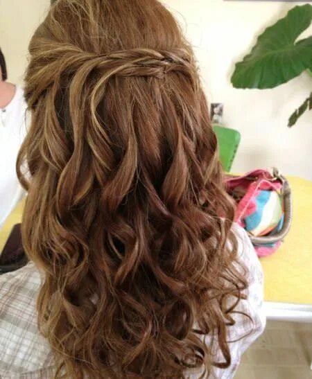 Прическа на накрученные волосы средней длины How to Style Curly Hair? Bridesmaid hair, Bridesmaid hair long, Wedding hair dow