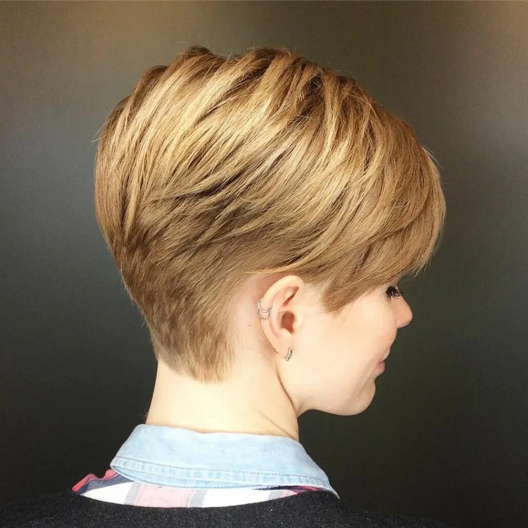 Прическа на ножке фото Caramel Blonde Pixie With Nape Undercut Short hairstyles for thick hair, Pixie h