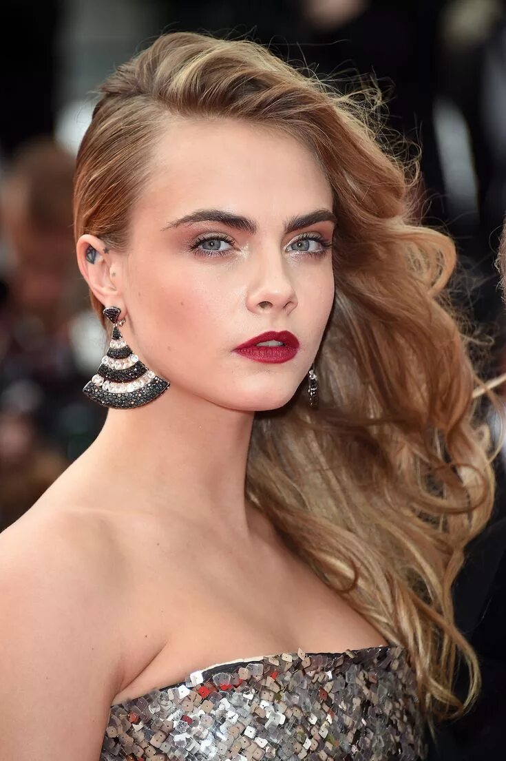 Прическа на одну сторону длинные волосы Cara Delevingne Cara delevingne hair, Side swept hairstyles, Celebrity wedding h