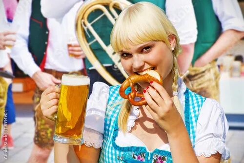 Прическа на октоберфест для женщин Blondes Mädchen auf dem Volksfest фотография Stock Adobe Stock