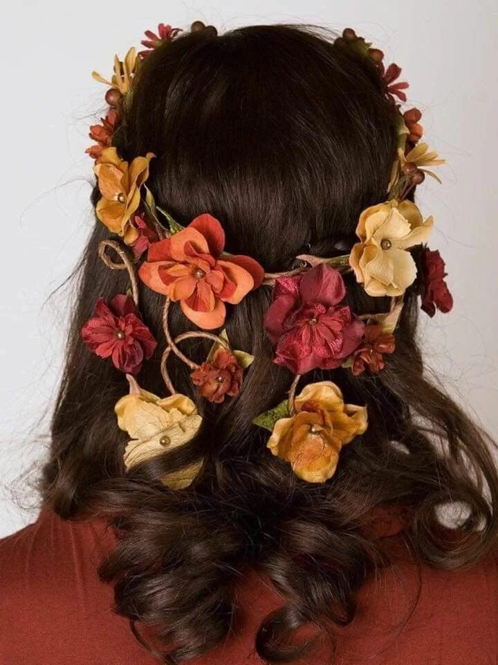 Прическа на осенний бал для девочек Pin by Sophie Escobar on Fantasia Bohemian flower crown, Flower crown, Wedding h