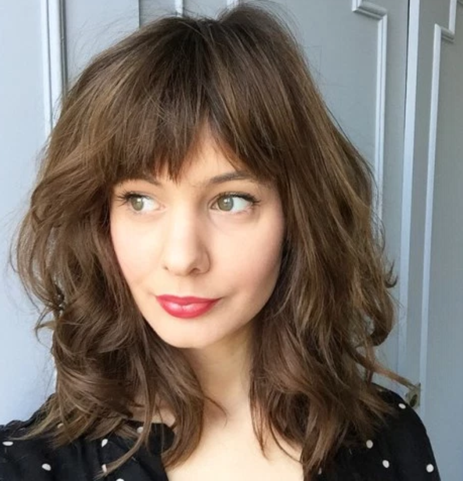 Прическа на пористые волосы средней длины French fringe and natural volume Medium layered hair, Medium length hair cuts wi