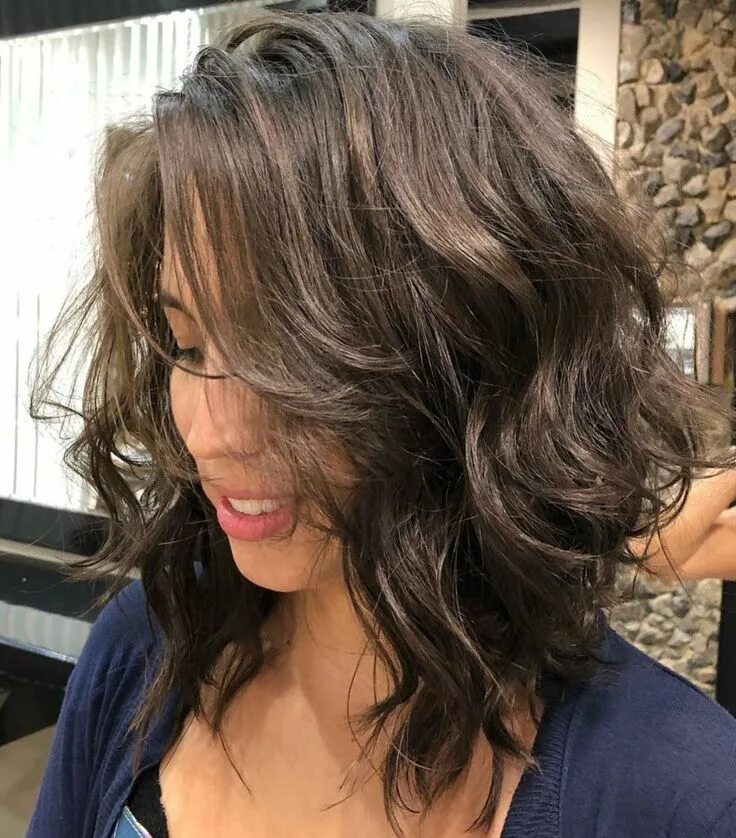 Прическа на пористые волосы средней длины Curly Brown Lob Messy bob hairstyles, Bob hairstyles, Natural wavy hair