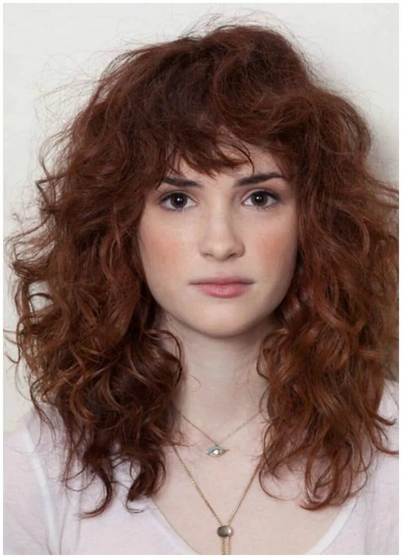 Прическа на пушистые волосы средней длины 22 Urban Cool Curly Hairstyles With Bangs Curly hair trends, Curly hair with ban