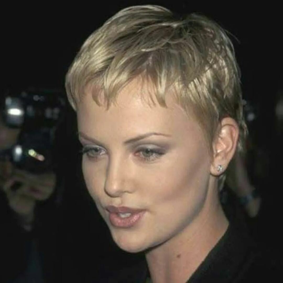 Прическа на совсем короткие волосы Is Charlize the GOAT pixie girl? (greatest of all time) She's certainly Hall of 