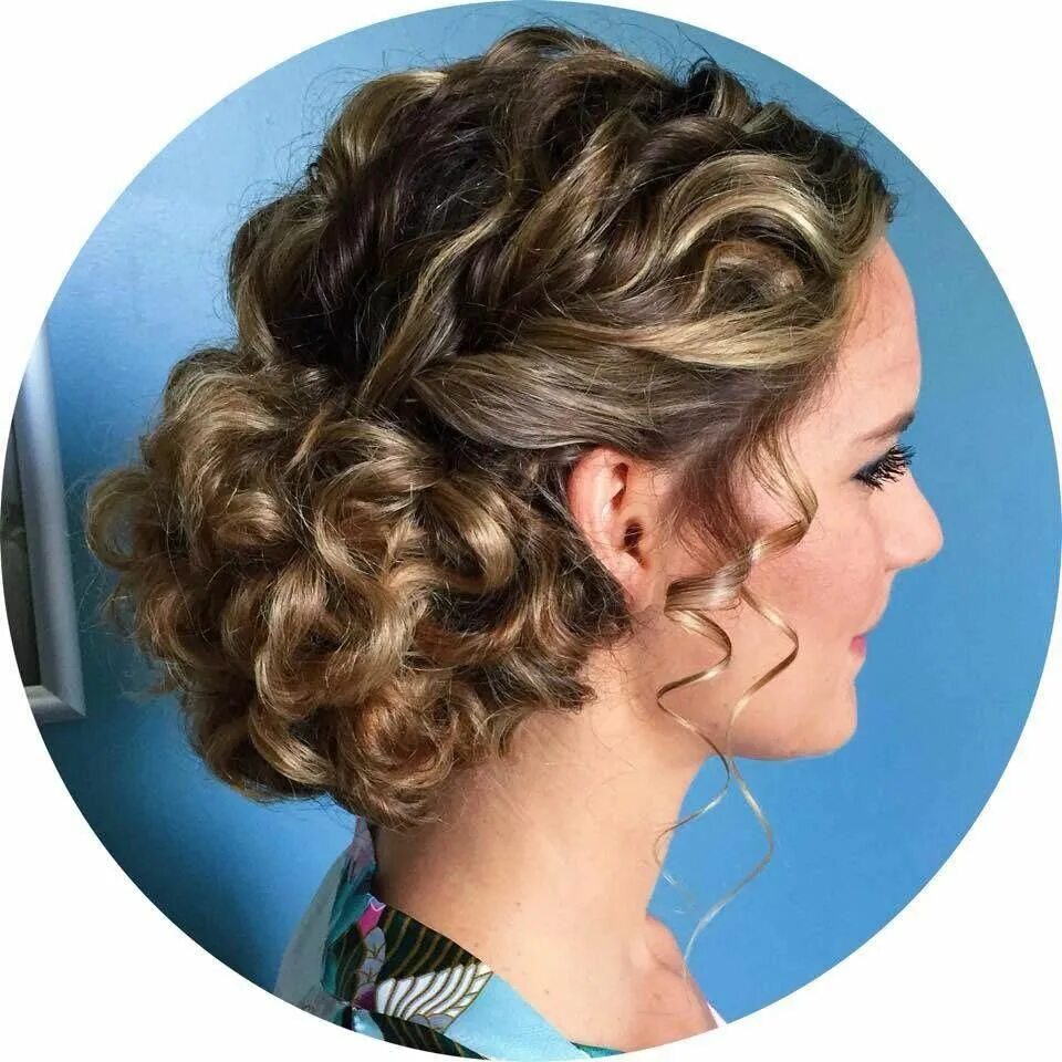 Прическа на средние кудрявые Pin by Erin Evans on Formal occasions Curly natural curls, Prom hairstyles for l