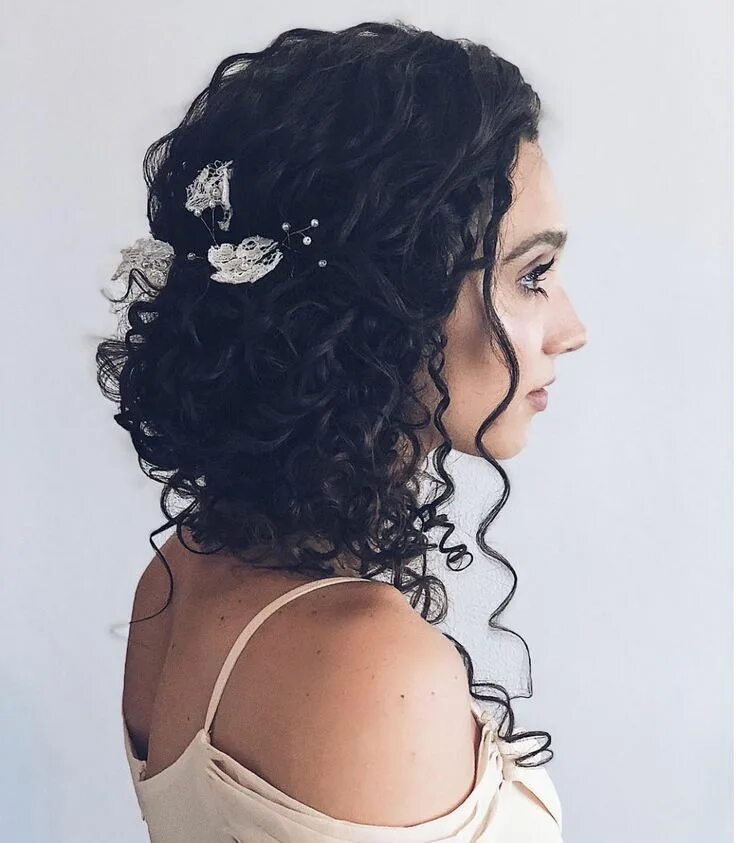 Прическа на средние кудрявые 17 Stunning Wedding Hairstyles For Naturally Curly Hair Curly wedding hair, Curl