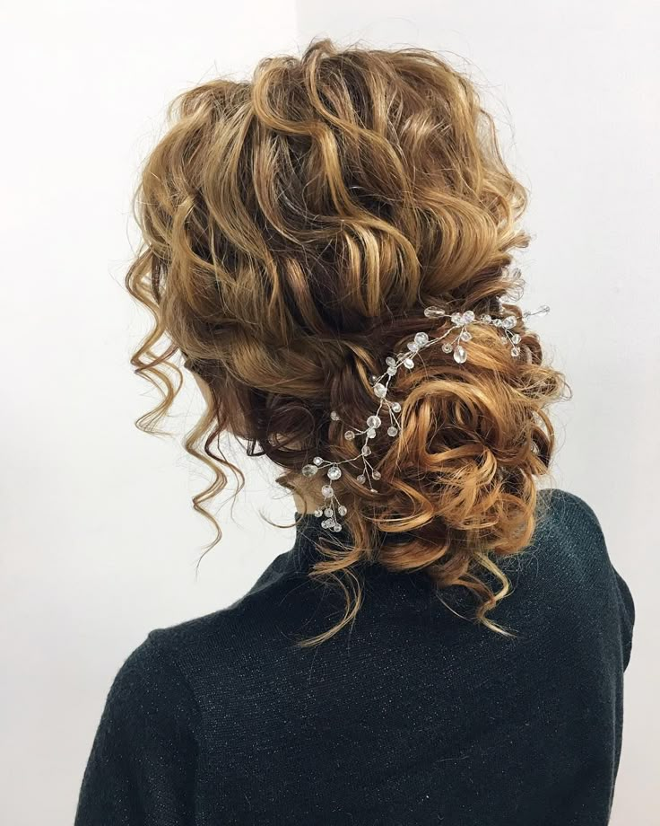 Прическа на средние кудрявые волосы для женщины 87 Fabulous Wedding Hairstyles For Every Wedding Dress Neckline Curly hair updo,