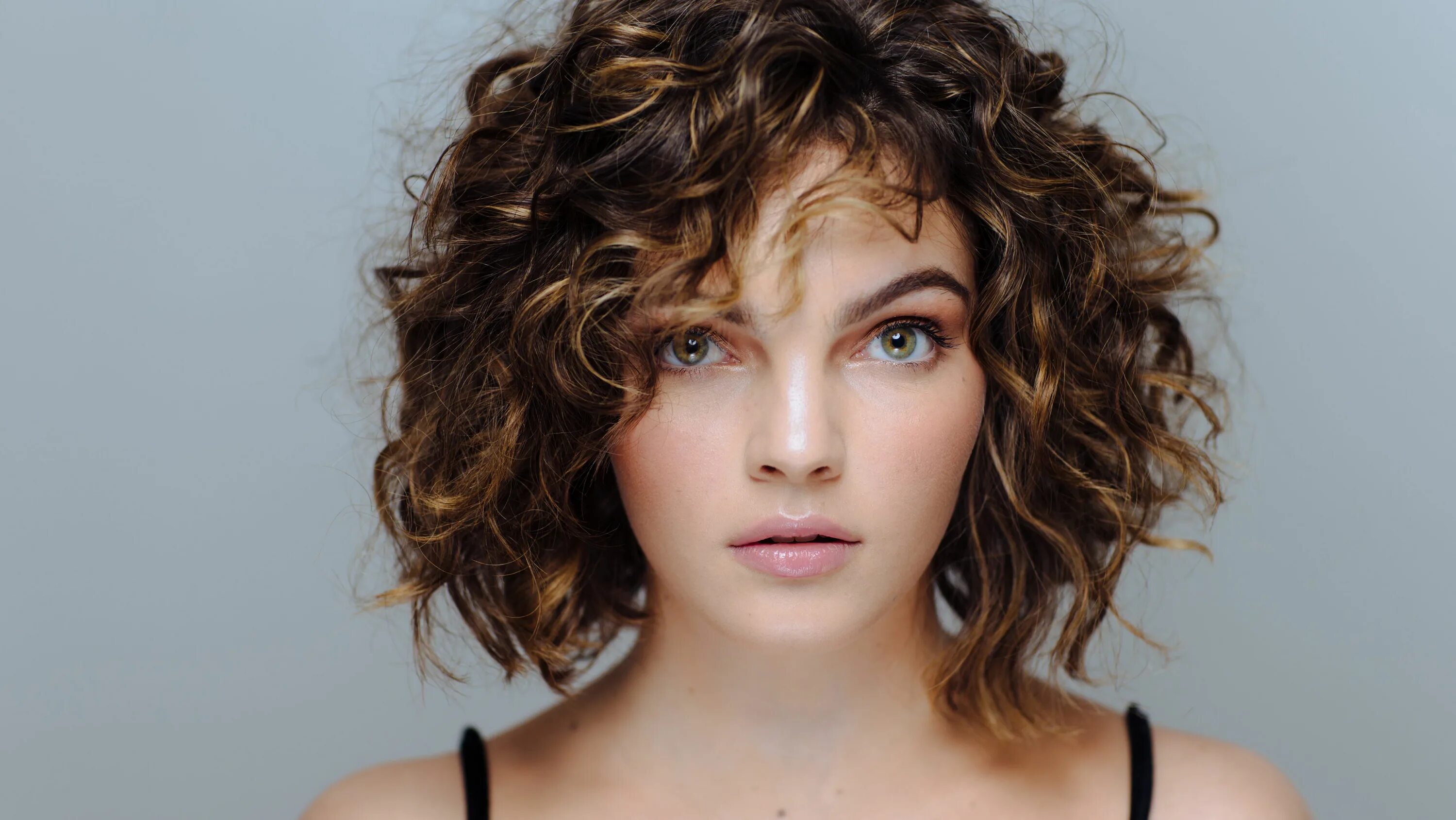 Прическа на средние кудрявые волосы для женщины Camren Bicondova 2018 5K Curly hair styles, Short hair styles, Short curly hair