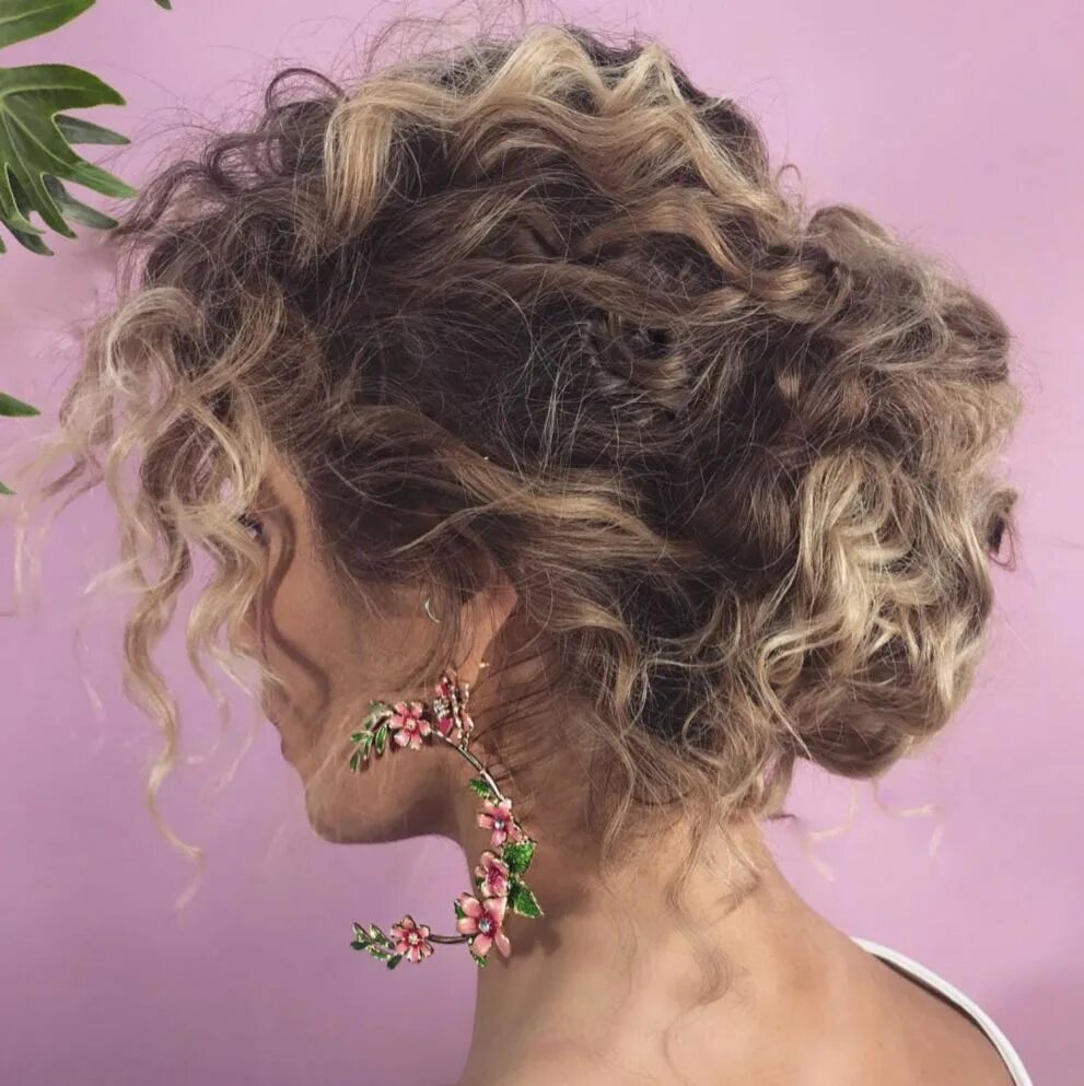 Прическа на средние кудрявые волосы для женщины Voluminous Wavy Messy Updo Curly hair styles naturally, Curly hair styles, Loose