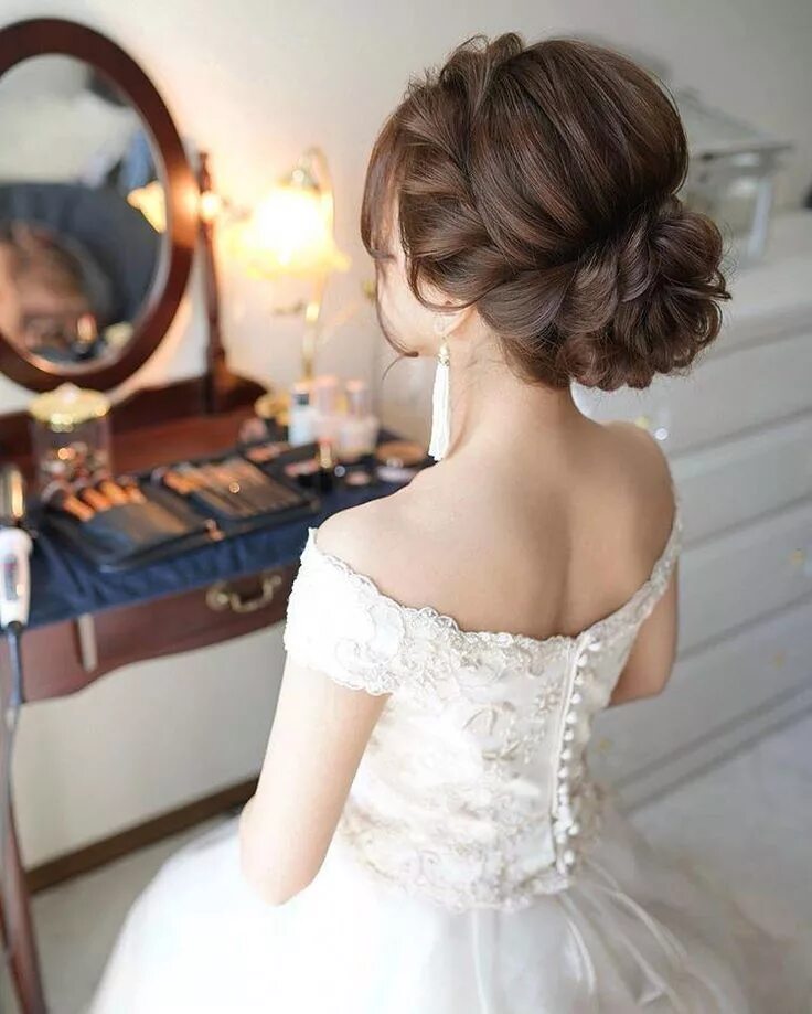 Прическа на средние под платье Read more about classic bridal hairstyles #weddinghairstylesteam (With images) B