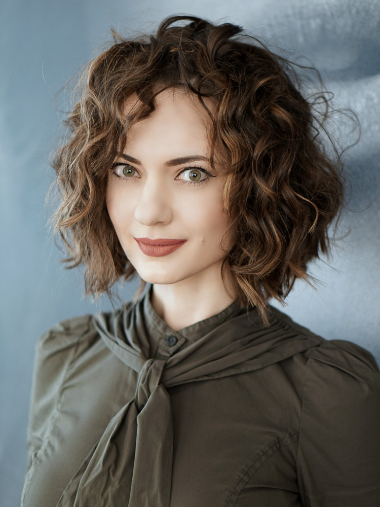 Прическа на средние пушистые волосы 80s Curls by Ted Gibson Short wavy hair, Haircuts for wavy hair, Wavy bob hairst