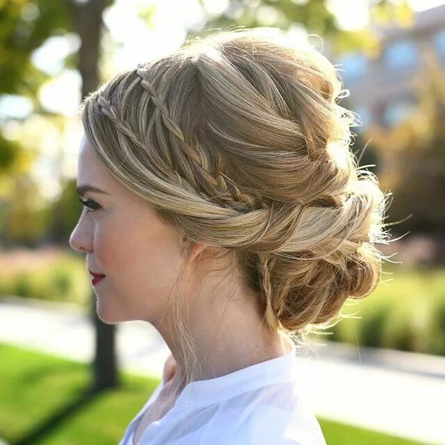 Прическа на средние русые Criss Cross Wrapped Bun Braided hairstyles updo, Waterfall braid updo, Waterfall