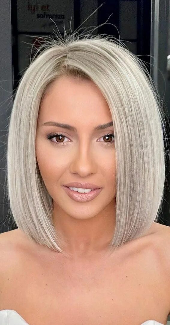 Прическа на средние волосы 2024 каре 35 Sleek and Chic Bob Hairstyles : Icy Blonde Long Bob Sleek short hair, Blonde 