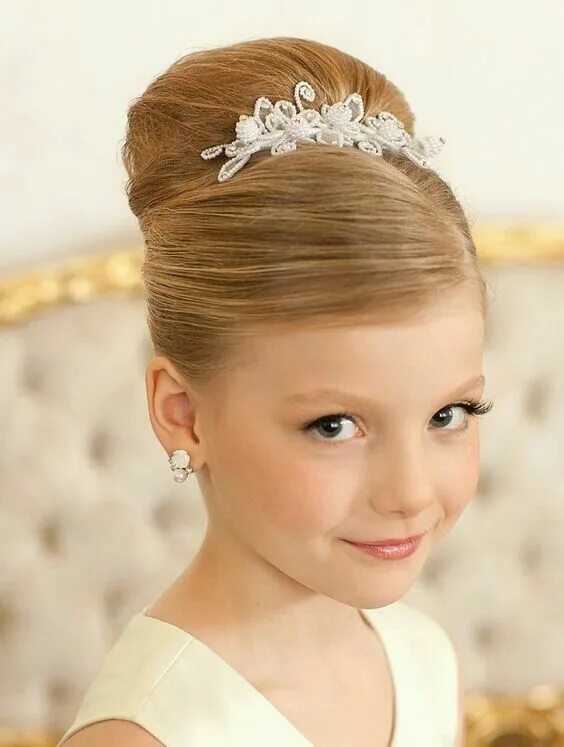 Прическа на средние волосы 7 лет Pin on Peinaditos Flower girl hairstyles, Girls updo, Girl hairstyles