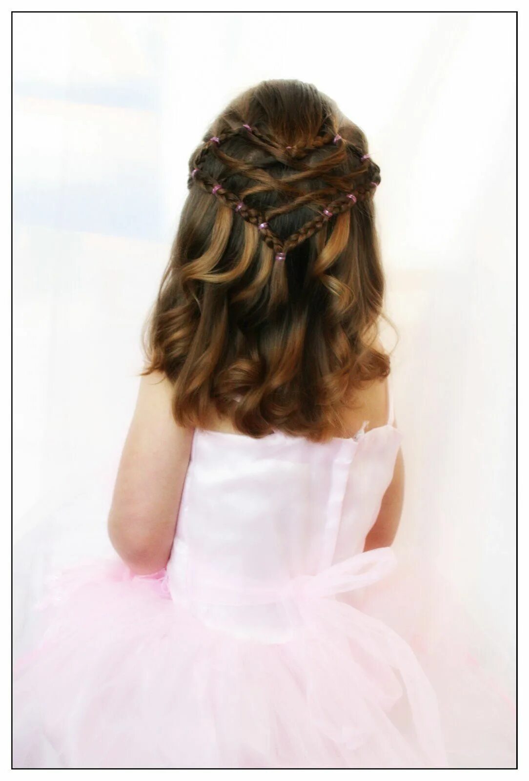 Прическа на средние волосы девочке на утренник Pin by Chauncy Raysor on Beauty Down hairstyles, Hair styles, Girl hairstyles