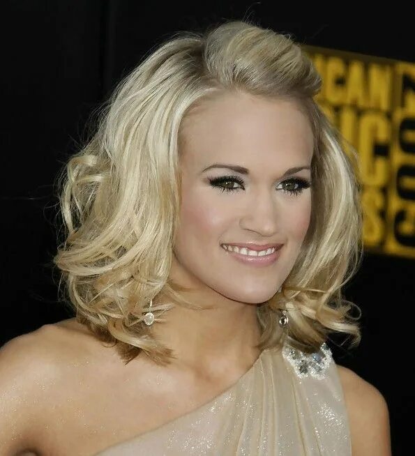 Прическа на средние волосы до плеч Carrie Underwood Stylish Wavy Hairstyle for Medium Hair - Hairstyles Weekly Medi