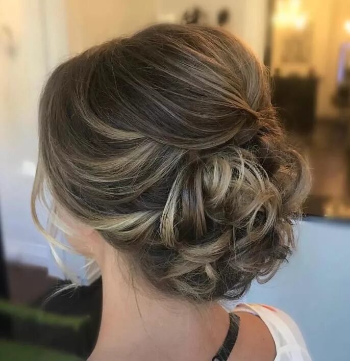 Прическа на средние волосы до плеч Curly Updo For Medium Hair Up dos for medium hair, Easy updo hairstyles, Medium 