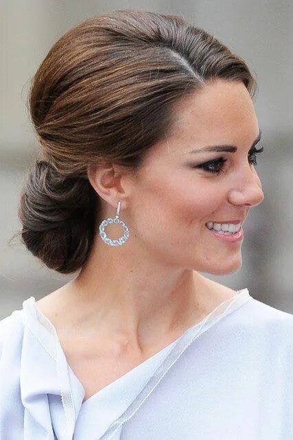 Прическа на средние волосы к костюму Kate ... low bun & statement earrings for the holidays Classy hairstyles, Kate m