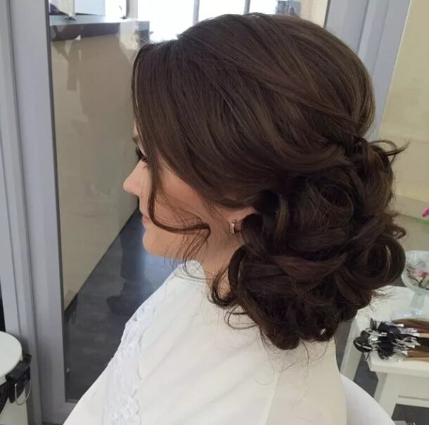 Прическа на средние волосы кудри собранные Effortlessly Chic Wedding Hairstyle Inspiration - MODwedding Long hair styles, H