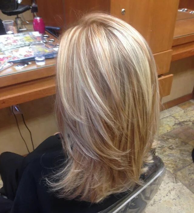 Прическа на средние волосы мелированные Blonde highlights with copper low lights! Loving this color combo by our stylist