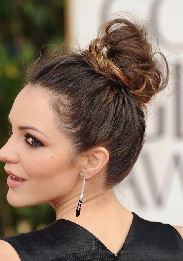 Прическа на средние волосы повседневная для девушек Beautiful Messy High Bun Hairstyles to Try - Pretty Designs Peinados de moño alt