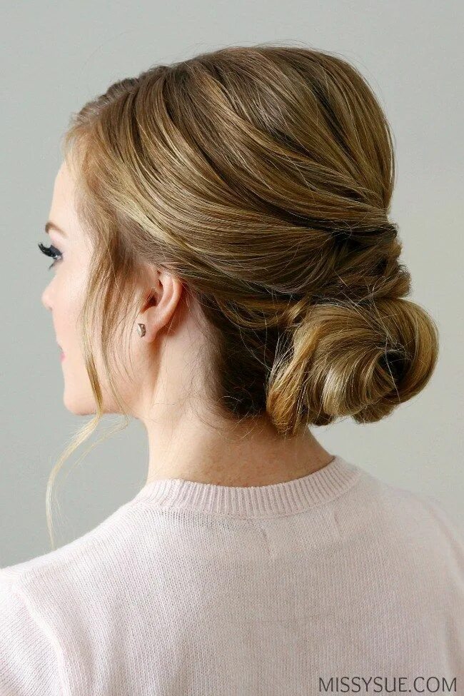 Прическа на средние волосы повседневная для женщин Twisted Knot Low Bun MISSY SUE French twist hair, Diy hairstyles, Party hairstyl