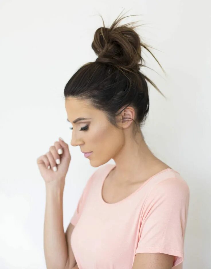 Прическа на средние волосы пучок на макушке 40+ High Messy Bun Hairstyles Ideas Short hair bun, Messy bun hairstyles, Bun ha