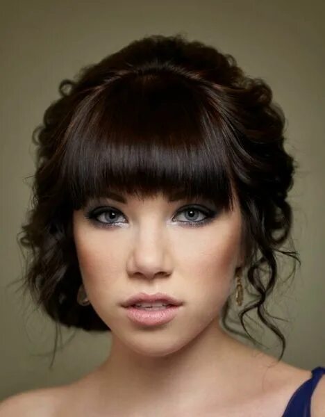 Прическа на средние волосы с челкой женская Shimmering silver and smoky blue: We have the scoop on Carly Rae Jepsen’s Juno A