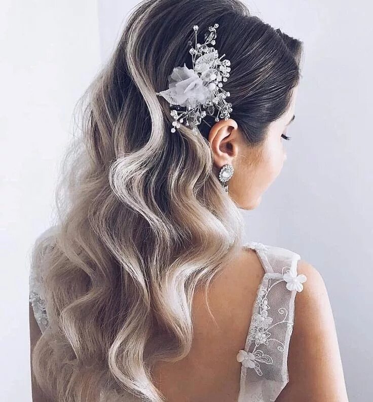 Прическа на средние волосы с заколкой сбоку Wedding Inspo For Luxe Brides (@luxebrideguide) * Instagram photos and videos Bl