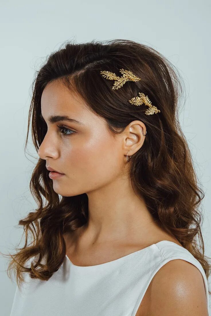 Прическа на средние волосы с заколкой сбоку Thalia wedding hair pins - Eden b. Studio Wedding hairstyles, Bridal hair and ma