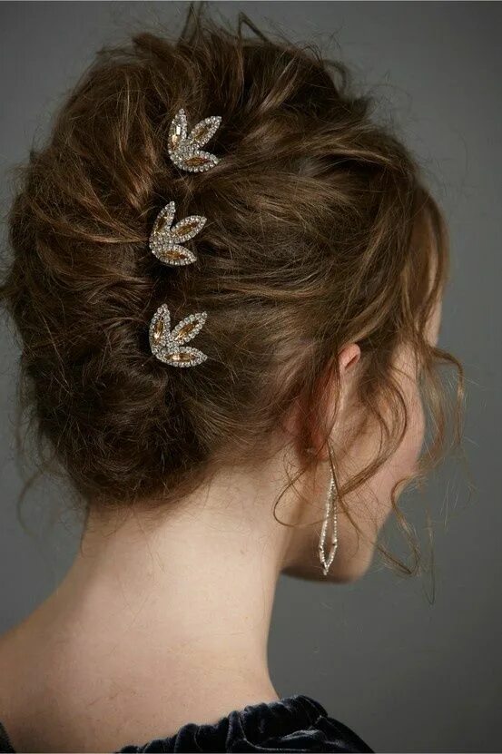 Прическа на средние волосы с заколкой сбоку Pin on Beautiful hairstyles French twist hair, Hair jewels, Curly hair styles