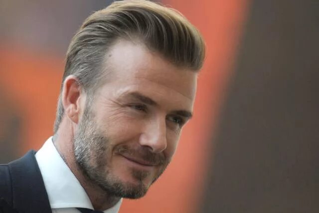 Прическа на средние волосы зачес назад Le picarías "la torta" a David Beckham? Está de cumpleaños (Foto)