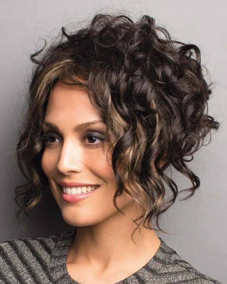 Прическа на средние вьющиеся волосы 20 Elegant Natural Curly Hairstyles for Women in 2020 Curly hair styles, Curly h