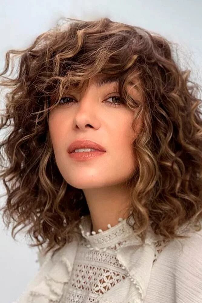 Прическа на средние вьющиеся волосы 100 Amazing Layered Bob Haircuts: Modern And Stylish Haircuts for curly hair, Lo