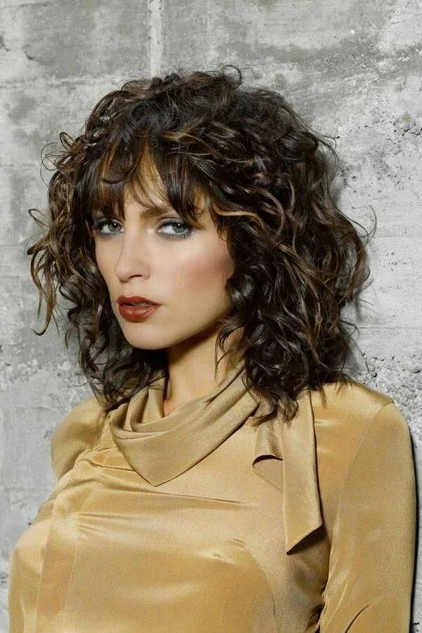 Прическа на средние вьющиеся волосы женская 97 Best Layered Haircuts for All Hair Types Medium curly hair styles, Medium len