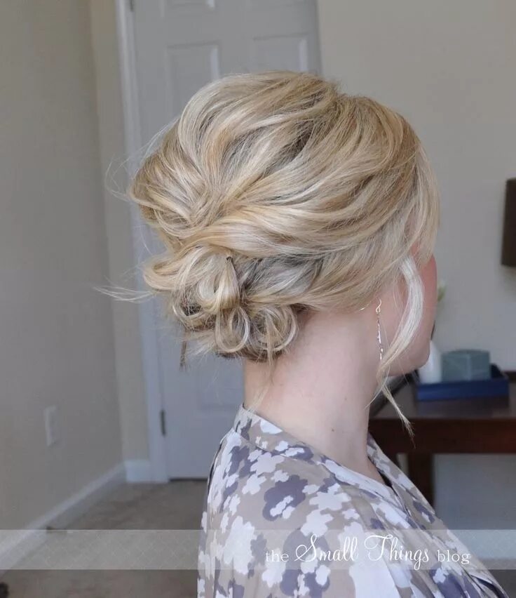 Прическа на средние жидкие The Messy Side Updo - The Small Things Blog Messy short hair, Short hair updo, H