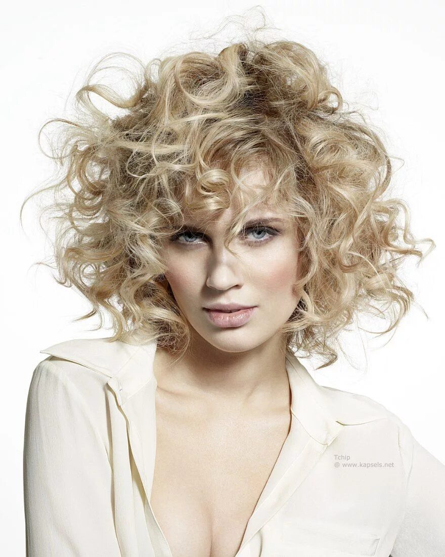 Прическа на средний химический волос cool haircut Medium hair styles, Medium length curly hair, Hair color and cut