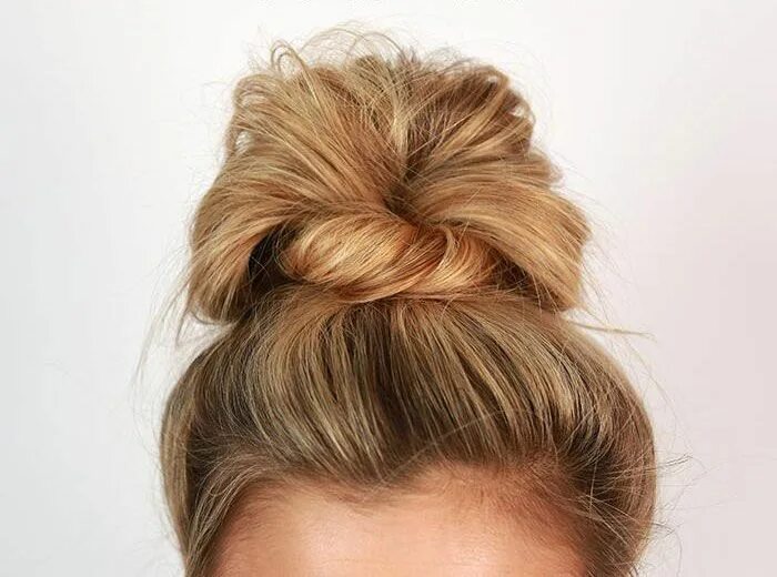 Прическа на средний волос гульку Messy Buns That'll Still Have You Looking Polished Coques de cabelo, Penteados, 