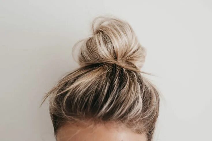 Прическа на средний волос гульку Topknot Tutorial - Styled Snapshots Messy bun for short hair, Hair bun tutorial,