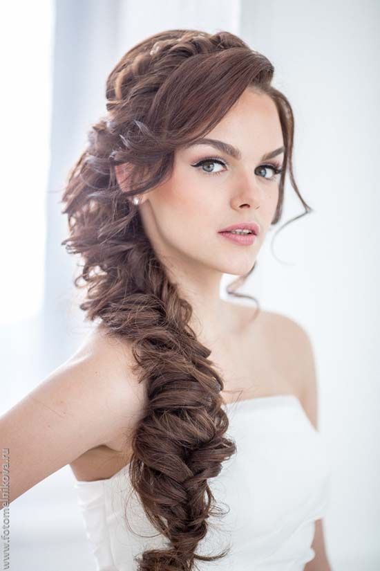 Прическа на сторону фото Stunning Wedding Hairstyles with Braids For Amazing Look in Your Big Day - Be Mo